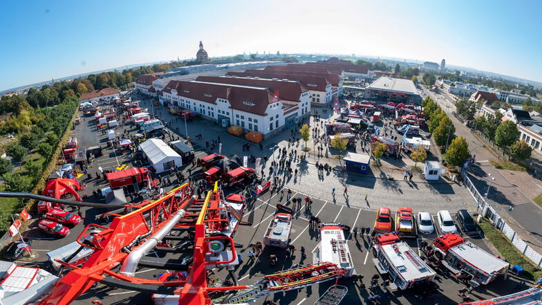 Der Blick von der langen Leiter zeigt: Jede Menge Betrieb war an diesem Sonnabend bei der Feuerwehrmesse Florian.