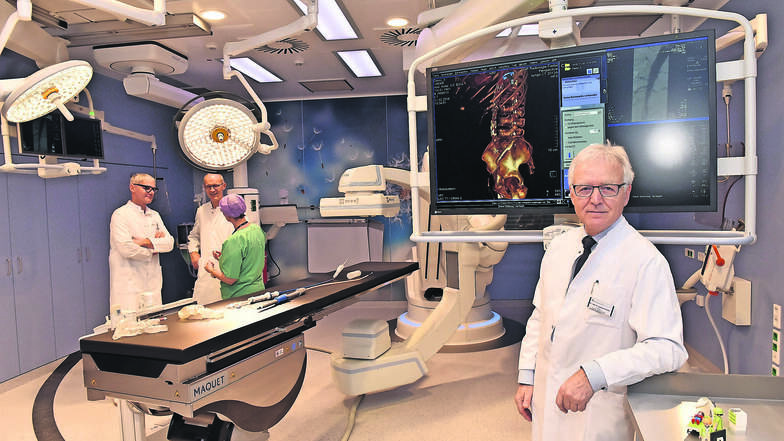 Hans-Joachim Florek ist der Chefarzt in der Gefäßchirurgie am Freitaler Krankenhaus und freut sich über die Inbetriebnahme des neuen Operationssaals. Mithilfe moderner Technik werden Operationszeiten und die Belastung durch die Röntgenstrahlung deutlich r