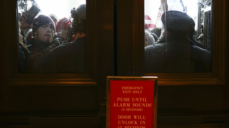 Die US-Kapitol-Polizei versucht, Demonstranten vor den östlichen Türen zur Hausseite des US-Kapitols zurückzuhalten.