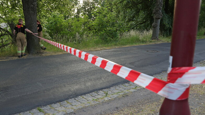 Die Rotkopf-Görg-Straße wurde am Freitagabend sofort provisorisch abgesperrt.