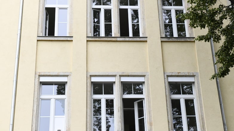 Fenster auf, aber nur Lüften wird vermutlich nicht helfen, um die Wasserschäden zu beseitigen.