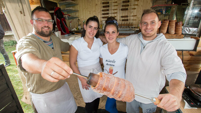 Gergö, Bernadet, Beata und Daniel aus Ungarn haben auf dem Markt in Altzella Baumstriezel angeboten.