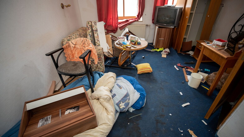 Hinterlassenschaften vom "Jungen Wohnen": In vielen Zimmern liegt Müll ohne Ende.