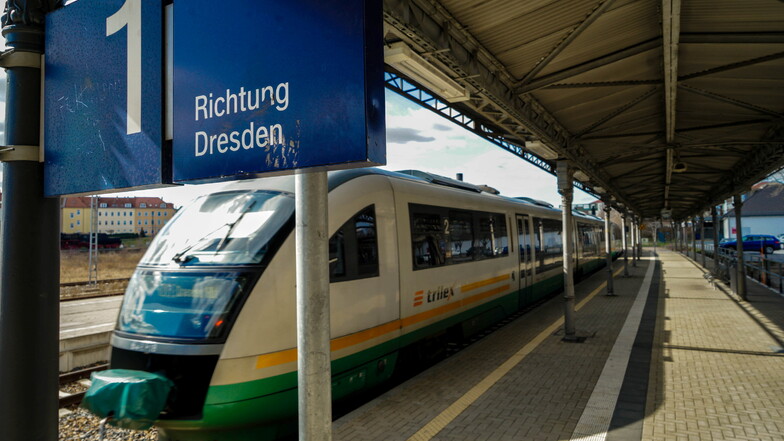 Ein Zug der Länderbahn verlässt den Bautzener Bahnhof in Richtung Dresden. Das Unternehmen ist vom aktuellen Streik der Lokführergewerkschaft nicht betroffen.