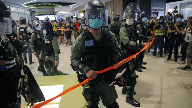 Bereitschaftspolizisten sperren einen Bereich eines Einkaufszentrums in Hongkong ab