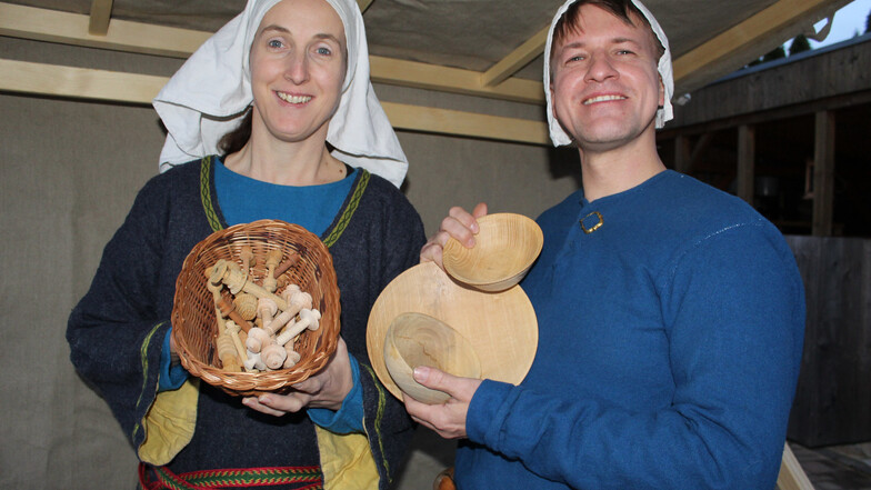 Sabine und André Lerch schlüpfen zum Mittelaltermarkt in historische Kostüme und bieten Holzwaren an.