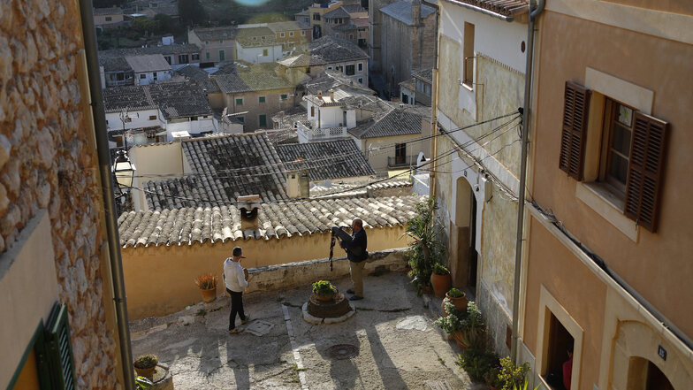 Während des Corona-Ausbruchs  in der Ortschaft Bunyola auf Mallorca spielen Quarantänebürger von ihren Hausdächern aus Musik für ihre Nachbarn. 