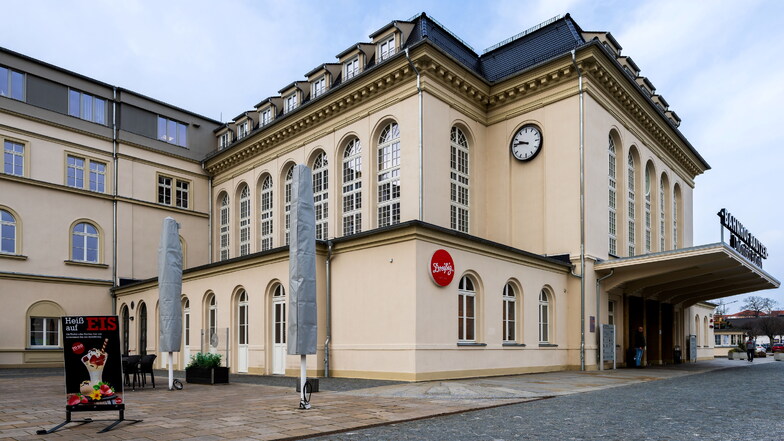 Am Bahnhof Bautzen wurden in der Nacht zum 6. März 2024 Blumenkübel und Scheiben beschädigt. Davon gibt es ein Überwachungsvideo.