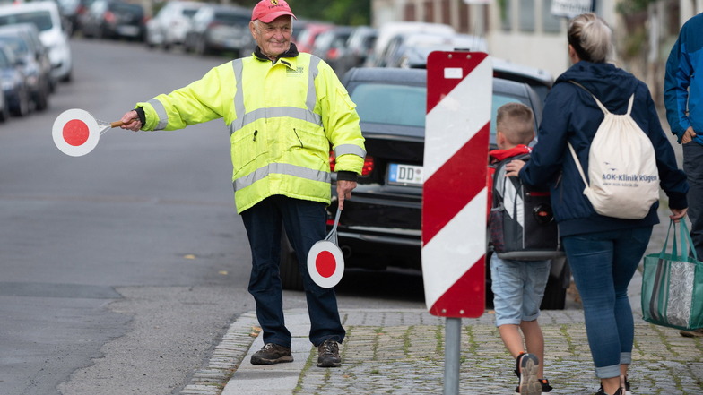 Werner Niehle hat an seinem Platz vor der 68. Grundschule an der Heiligenbornstraße für jeden ein Lächeln übrig - solange die Regeln beachtet werden.