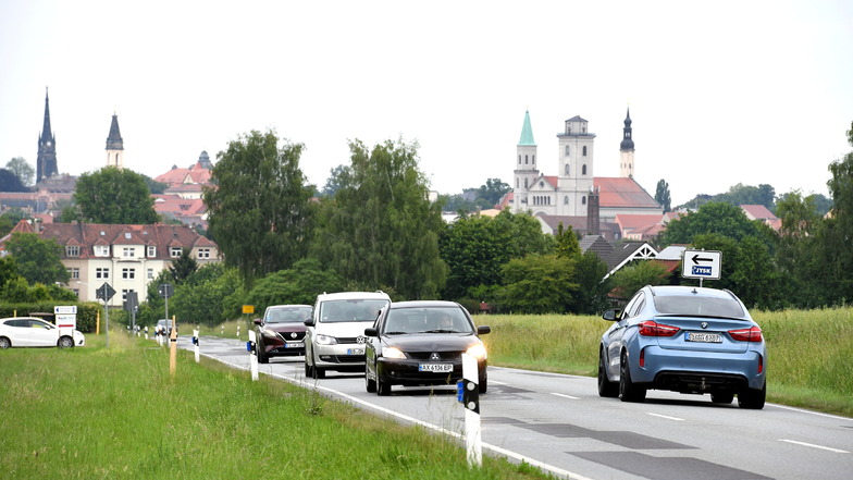 Blick auf die Entlastungsstraße zwischen Zittau und Olbersdorf. Die soll einen Radweg bekommen.