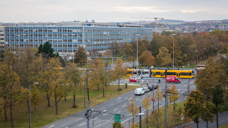 Die St. Petersburger Straße in Dresden wird vor allem vom Verkehr dominiert.