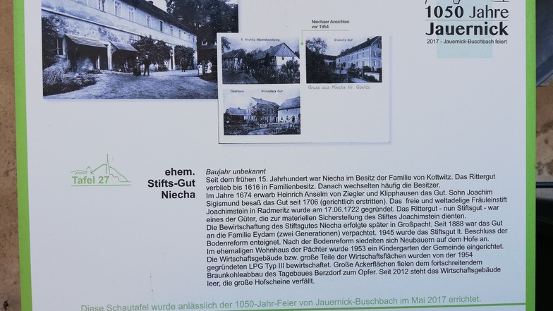 Zum Dorfjubiläum 2017 wurden an historischen Gebäuden Info-Tafeln angebracht.