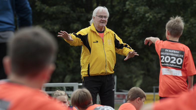 Bei einem Camp in Deutschbaselitz kann der Nachwuchs von Fußball-Legende Peter Ducke viel lernen.