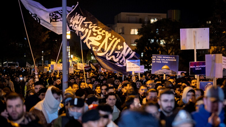 Eine Fahne mit arabischer Schrift weht bei einer Großdemonstration in Essen.