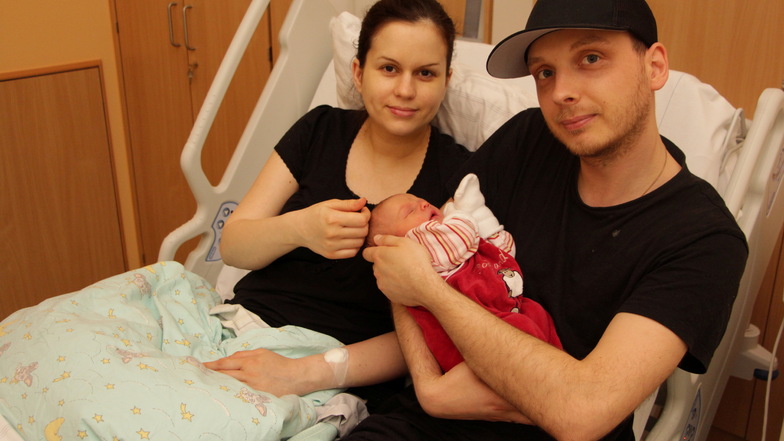 Maria und Marcel Bräutigam aus Burgstädt halten die kleine Mathilda im Arm. Sie ist das 300. Baby, das in diesem Jahr in der Mittweidaer Klinik zur Welt kam.