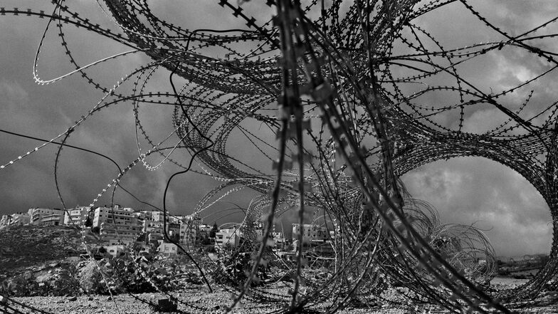 Ausschnitt aus Josef Koudelkas Fotografie "ISRAEL - PALÄSTINA. Al'Eizariya (Bethanien), Ostjerusalem" von 2010