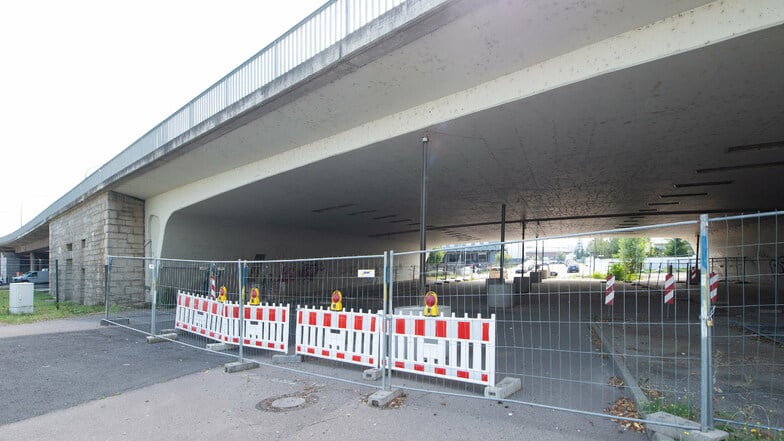 Die Fabrikstraße unter der Nossener Brücke ist für Autos gesperrt. Dort kommen Fußgänger und Radfahrer zwar noch hindurch. Die benachbarte Fabrikstraße über das Drewag-Gelände bis zur Freiberger Straße wird für sie jedoch gesperrt.