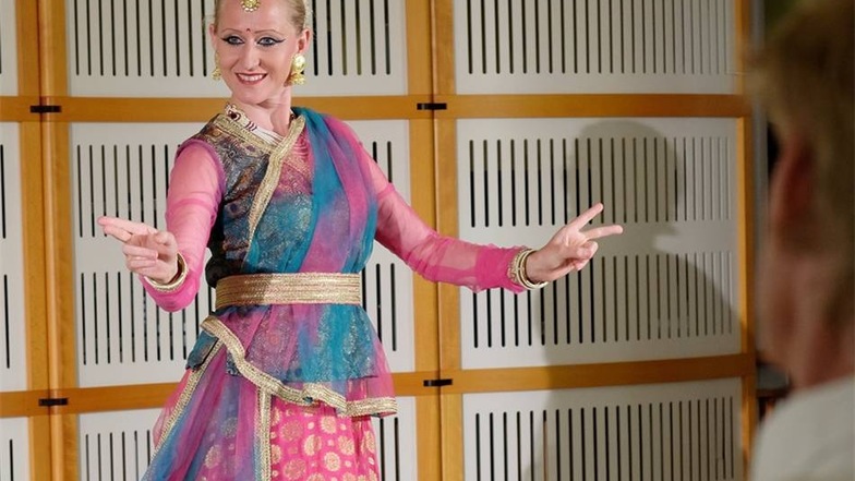 Tänzerische Impressionen aus Indien waren im Theater zu erleben, Anne tanzte eine indische Geschichte.