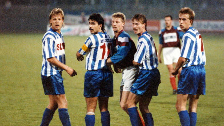 Vier Ossis für die Ostfriesen aus Emden: Ingo Hermanns, Stephan Prause, Jörg Müller und Jörg Heinrich (v. l.) beim Spiel 1993 in Kiel. :