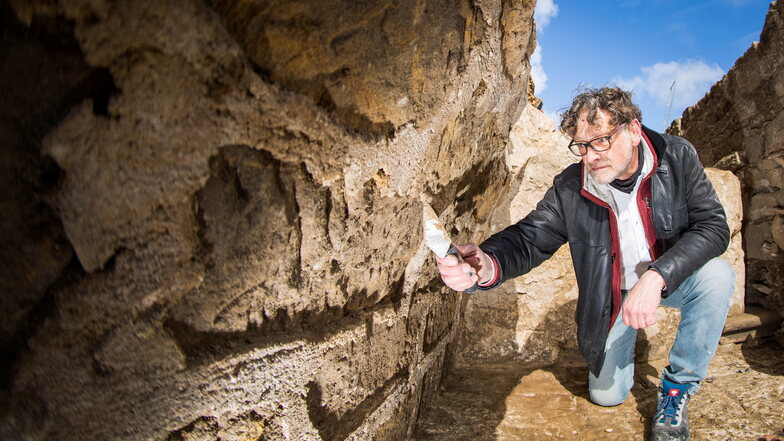 Vorsichtig arbeitet Archäologe Hartmut Olbrich mit seiner Spachtel an diesem Sandsteingewölbe. Überraschend waren bei den Grabungen im Zwingerhof diese Wände eines alten Kellers unter der früheren Zwingergrotte entdeckt worden.