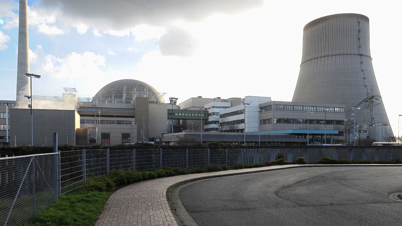 Die Aufnahme zeigt die Reaktorkuppel und den Kühlturm des Kernkraftwerks Emsland, eines von zwei AKW in Deutschland, die über das Jahresende hinaus in Betrieb bleiben.