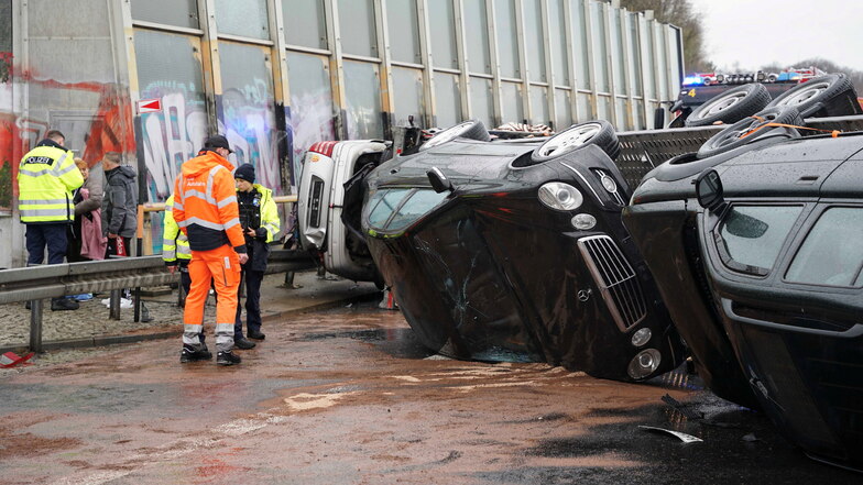 Schwerer Unfall mit Pkw-Transporter auf der A17 bei Dresden