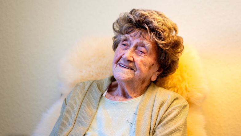 Irmgard May lebt seit gut zehn Jahren im Seniorenwohnhaus in Bischofswerda. Sie freut sich am Heiligabend auf Kartoffelsalat wie zu Hause und eine Runde "Mensch, ärgere Dich nicht".