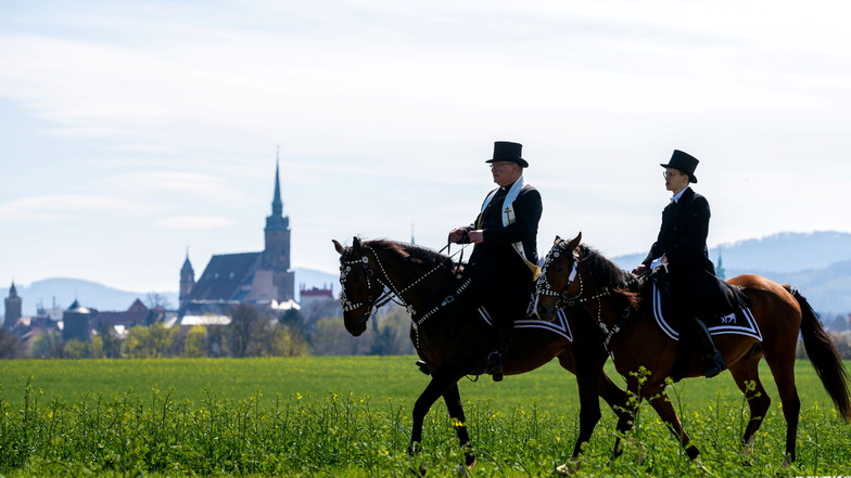 Die Osterreiter können an vielen Stellen im Landkreis Bautzen beobachtet werden. Hier sind die Reiter der Bautzener Prozession auf dem Weg nach Radibor.