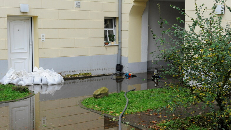 Mit Sandsäcken schützen sich die Wohnungen im Erdgeschoss der Albertmühle gegen das Wasser.