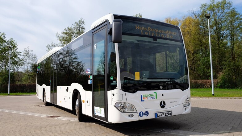 Ein Hybridbus der Regionalbus Leipzig GmbH: Die Fahrer des Unternehmens wollen mehr Lohn.