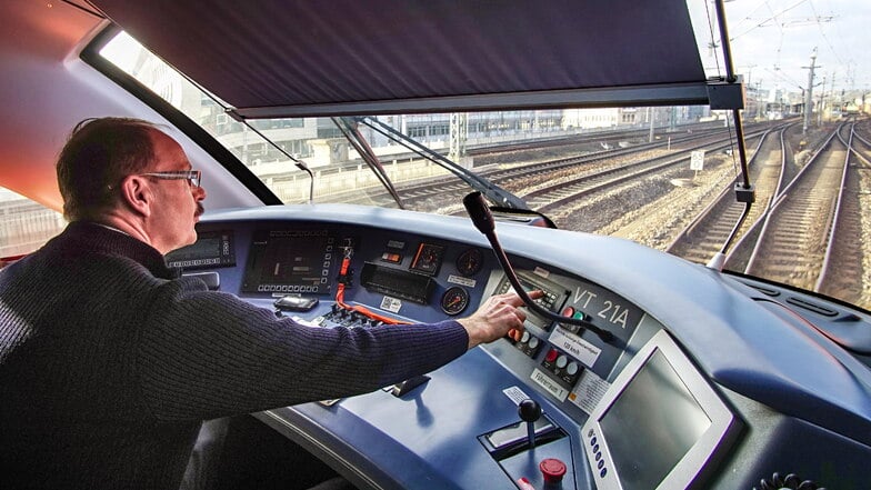 Im März 2019 schaute Sächsische.de Triebwagenführer Steffen Ettrich über die Schulter, der er einen Trilex zwischen Bautzen und Dresden steuerte. Zurzeit kämpft die Länderbahn mit Personalproblemen, was immer wieder zu Zugausfällen führt.