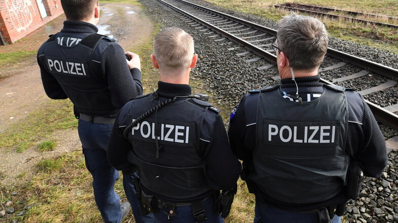 Einen der Flüchtlinge fanden die Beamten in einem Zug. (Symbolbild)