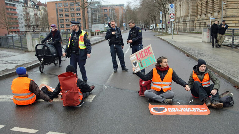 Vier Klimaaktivisten haben am Montagmorgen die Beethovenstraße, unweit des Bundesverwaltungsgerichts, blockiert.