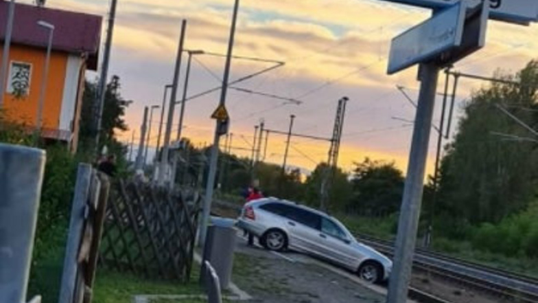 Ein ungewöhnliches Bild: Was macht das Auto da am Bahnsteig in Gröditz?