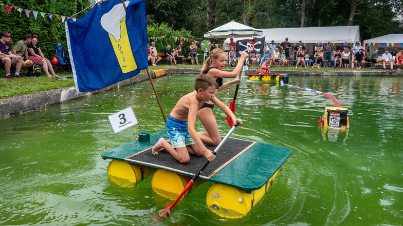 Welches Team ist am schnellsten mit dem Floß auf dem Ottewiger Feuerlöschteich unterwegs? Das Floßrennen war der Höhepunkt beim Ottewiger Teichfest, das zum elften Mal gefeiert wurde.