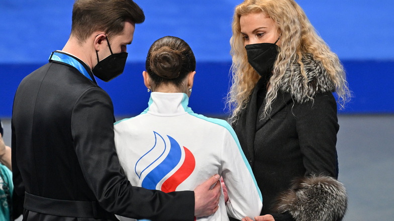 Kamila Walijewa wird von ihren Trainern Eteri Tutberidse und Daniil Gleichengauz getröstet.