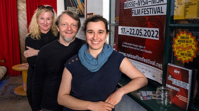 Ruth Lorenz (r.) und Tobias Gubsch gehören zum Team des Neiße-Filmfestivals. Ola Staszel (l.) leitet es seit 2014.