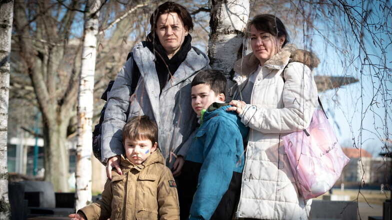 Kateryna Hornostai hat mit ihren zwei Söhnen eine Unterkunft bei ihrer Schwägerin Halina Dzyuba (r.) in Dresden gefunden.