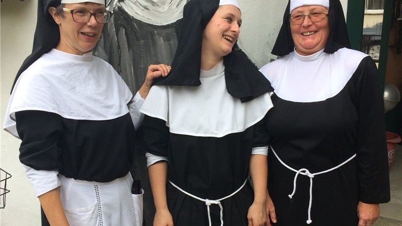Karin Schmidt und ihre Helferinnen Elisa und Birgit sind die neuen Nonnen Großenhains.