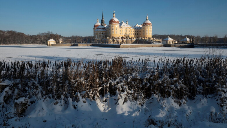 Auch das winterliche Schloss Moritzburg ist Schauplatz unserer aktuellen Familientipps fürs Wochenende.