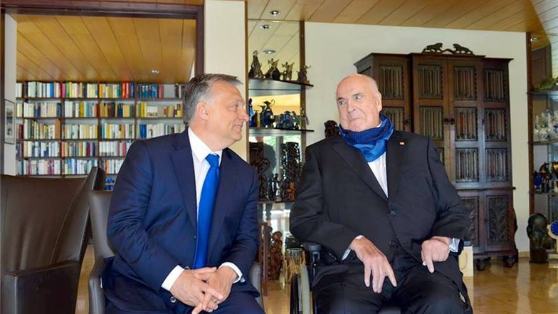 Ungarns Ministerpräsident Viktor Orban (l) besucht am 19.04.2016 in Oggersheim bei Ludwigshafen (Rheinland-Pfalz) den früheren Bundeskanzler Helmut Kohl  in dessen Privathaus.