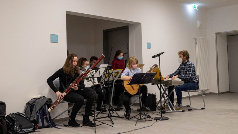 Musiziert: Die neue Band "Schillernde Kapela" spielt zur Eröffnung des Neubaus.