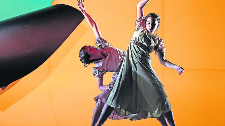 Nora Hageneier und Amit Abend beeindrucken auf der Bühne mit ihrem Tanz zwischen Choreografie und Improvisation.