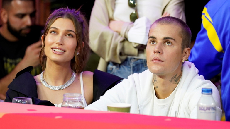 Justin Bieber und seine Frau Hailey schauen während der Halbzeit zu.