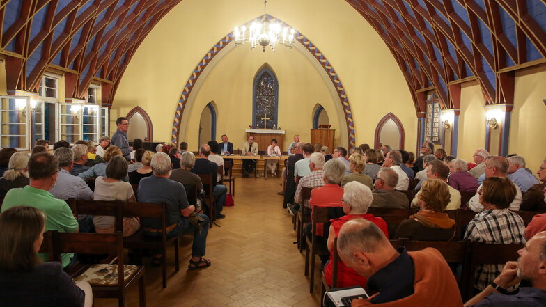 Rund 130 Radebeuler kamen in den Luthersaal der Friedenskirche, um ihre Pläne für die Zukunft der Stadt zu hören.