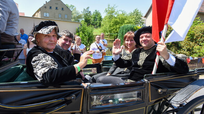 Zittaus Oberbürgermeister Thomas Zenker (rechts) ließ es sich nicht nehmen im Festumzug im Ortsteil mitzumachen.
