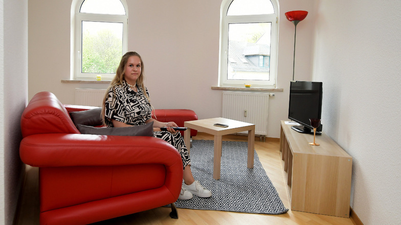 Im Dachgeschoss der Härtelstraße 40 in Waldheim hat die WBV eine Auszeit-Wohnung eingerichtet. Nur fürs Foto hat Auszubildende Laura Viehweger auf der Couch Platz genommen.