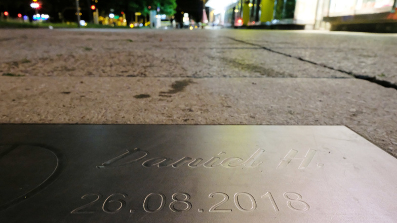 Eine Metalltafel mit dem Schriftzug "Daniel H. 26.08.2018" ist am Tatort der Messerattacke in Chemnitz im Fußweg eingelassen (Symbolfoto).