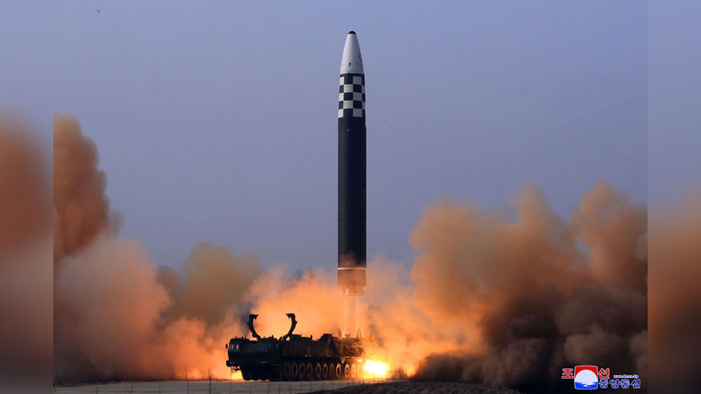 Dieses von der staatlichen nordkoreanischen Nachrichtenagentur KCNA zur Verfügung gestellte Bild zeigt den Test einer neuen ballistischen Interkontinentalrakete.
