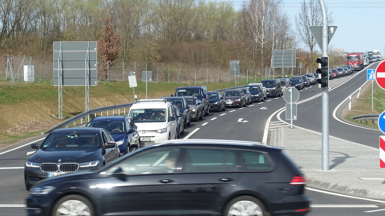 Am Mittwoch gegen Mittag staute der Verkehr aus Richtung Leipzig auf der Abfahrt bis auf die A 14.